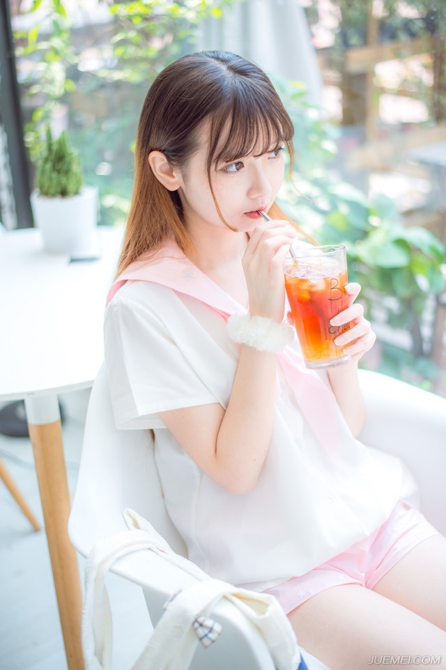这里上百名将领一降，基本上，这十万大军就落入庞统的掌控了，微微一笑，点头示意众人起身道：“诸位快快请起。”